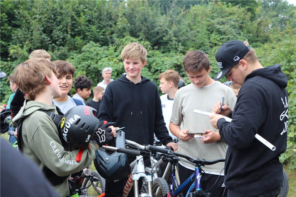 Tipps und Tricks vom Profi: Marc Diekmann nimmt junge Biker mit über die Rampen Der Profi nahm sich viel Zeit für Foto- und Autogrammwünsche.