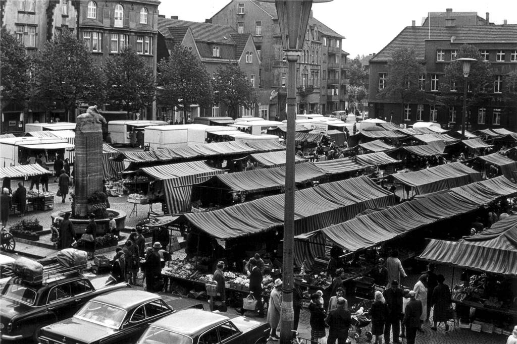 Vor 45 Jahren verschwand am Markt die alte Castrop-Rauxeler Post Der proppenvolle Wochenmarkt in den 60er-Jahren mit dem noch genutztes Postgebäude an der Südseite.