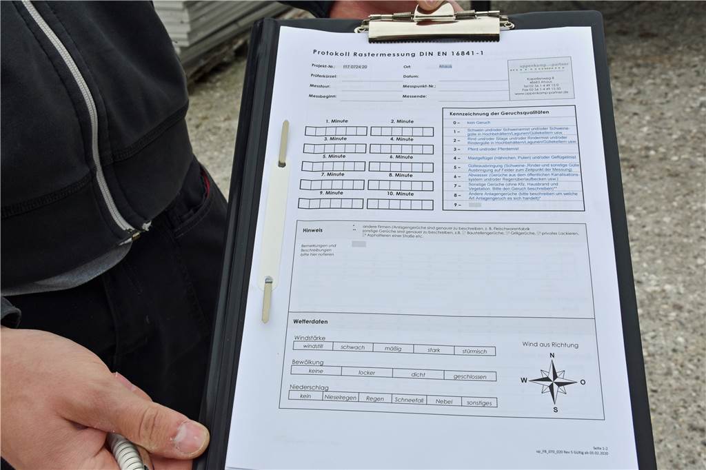 Mit „zertifizierter Nase“ möglichen störenden Gerüchen auf der Spur Der Protokollbogen: Nach zehn Sekunden Riechen müssen die Prüfer jeweils ausfüllen, was sie riechen. Jede Geruchsqualität, von Schweinegülle in Hochbehältern über Pferdemist bis hin zu "sonstigen Gerüchen" wie KfZ-Abgase, hat eine Ziffer.