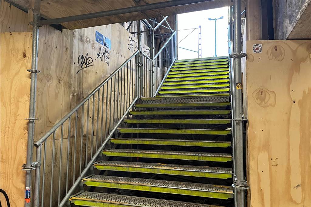Bauarbeiten am Hauptbahnhof: Termin für Eröffnung vom dritten Eingang steht Der provisorische Zugang zu den hinteren Gleisen am Lüner Hauptbahnhof wird bald verschwinden.