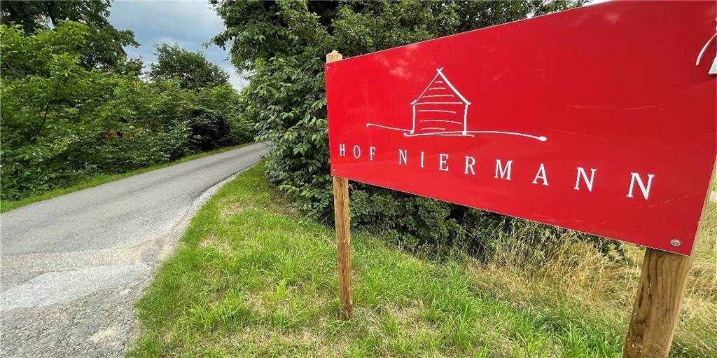 Ein Schild weist auf den Hof Niermann in Waltrop hin. 