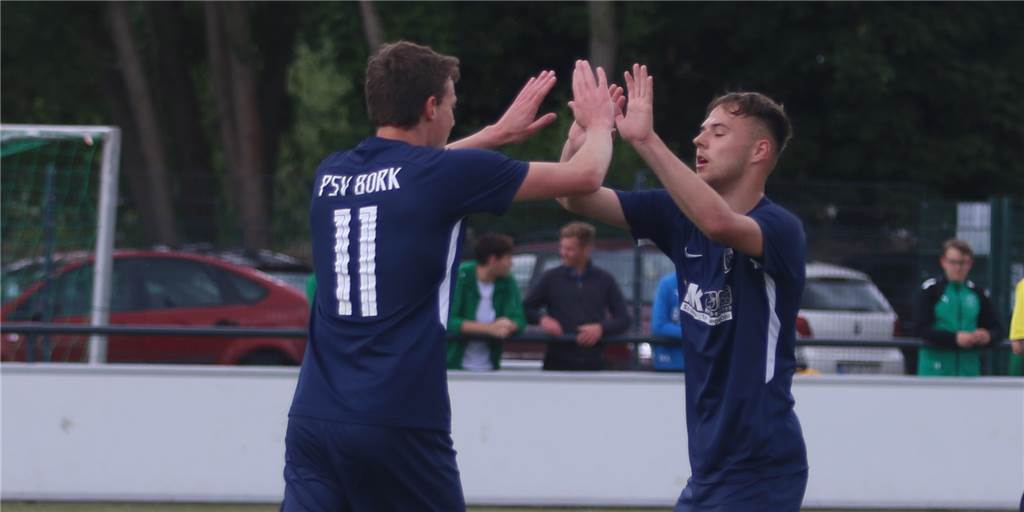 Viele Fotos: Meisterfeier beim FC Nordkirchen – PSV Bork feiert Kantersieg Der PSV Bork feierte einen klaren Erfolg gegen den Holzwickeder SC III.