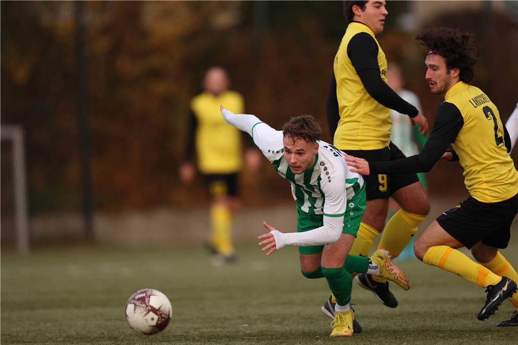 PSV Bork ringt SV Langschede nieder: Eine Situation lässt das Spiel kippen Der PSV Bork um Jan-Luca Szafruga (l.) und der SV Langschede mit Paul Jordan (r.) schenkten sich nichts.