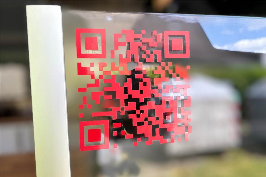 Vom Büro in den Food-Truck: Luca Wiggermann macht sich selbstständig Der QR-Code hängt am Food-Truck. Einfach einscannen und es gibt alle Infos über "Anders Lecker".