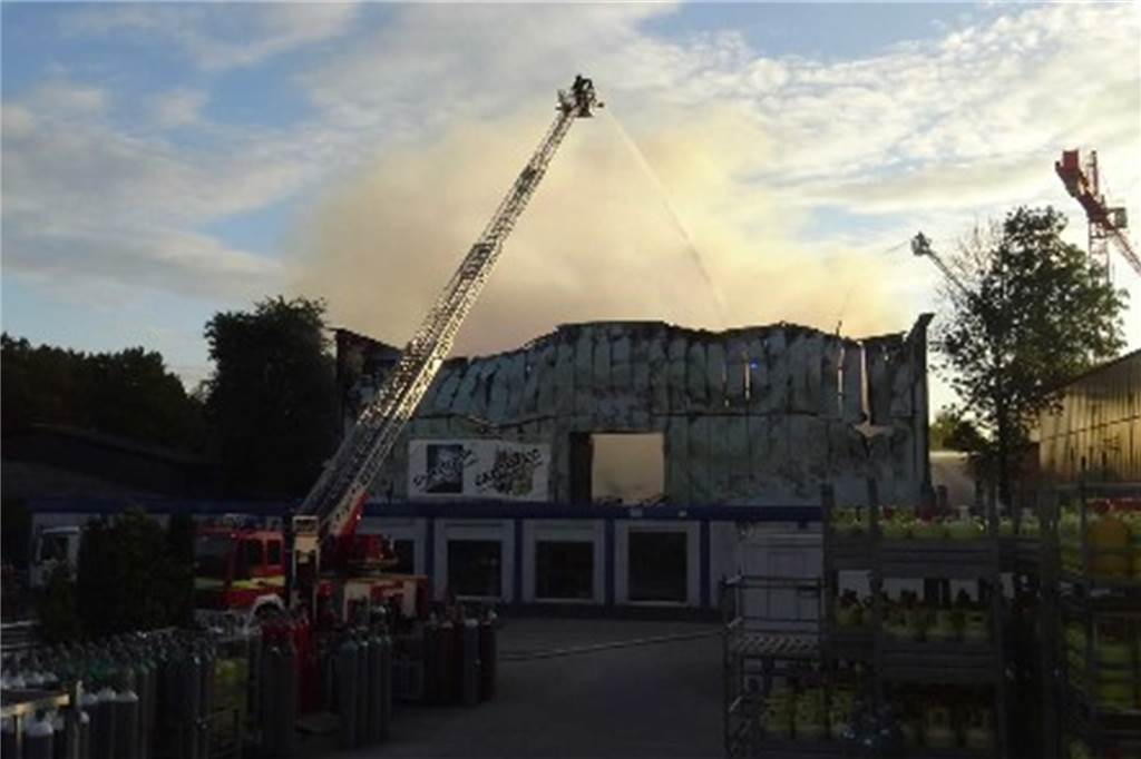 Die längsten Einsätze der Dortmunder Feuerwehr seit 2020 Brennende Lagerhalle im Industriegebiet in Dorstfeld.
