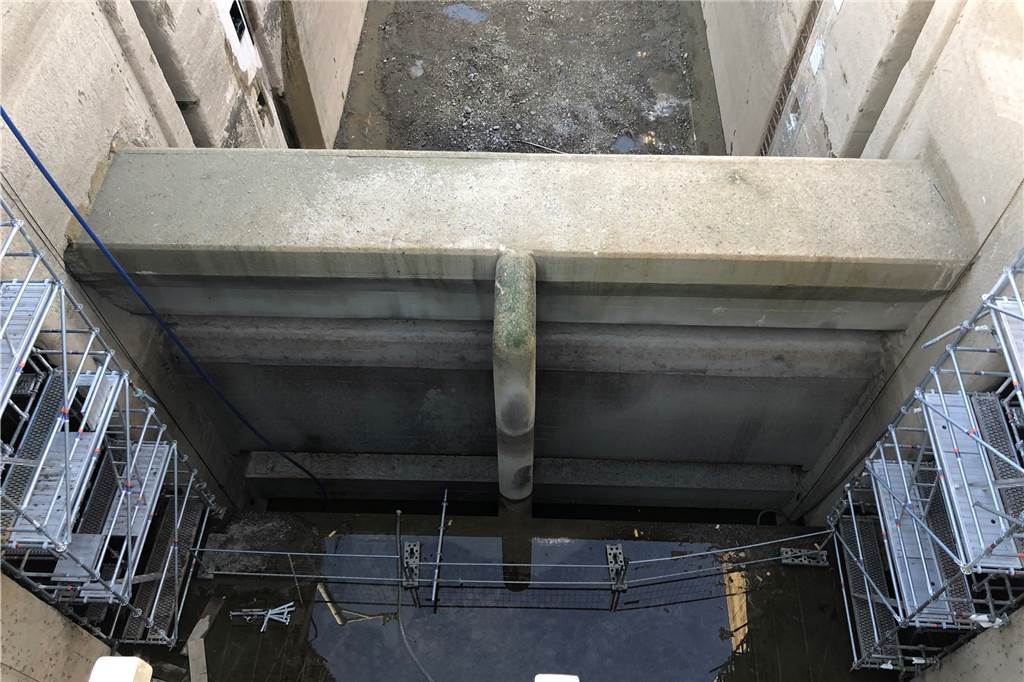 Ina Surma (25) leitet millionenschweren Umbau der Schleuse Der Querriegel aus Beton ist der sogenannte "Energievernichter", der verhindern soll, dass das Wasser zu turbulent in die Schleuse strömt.