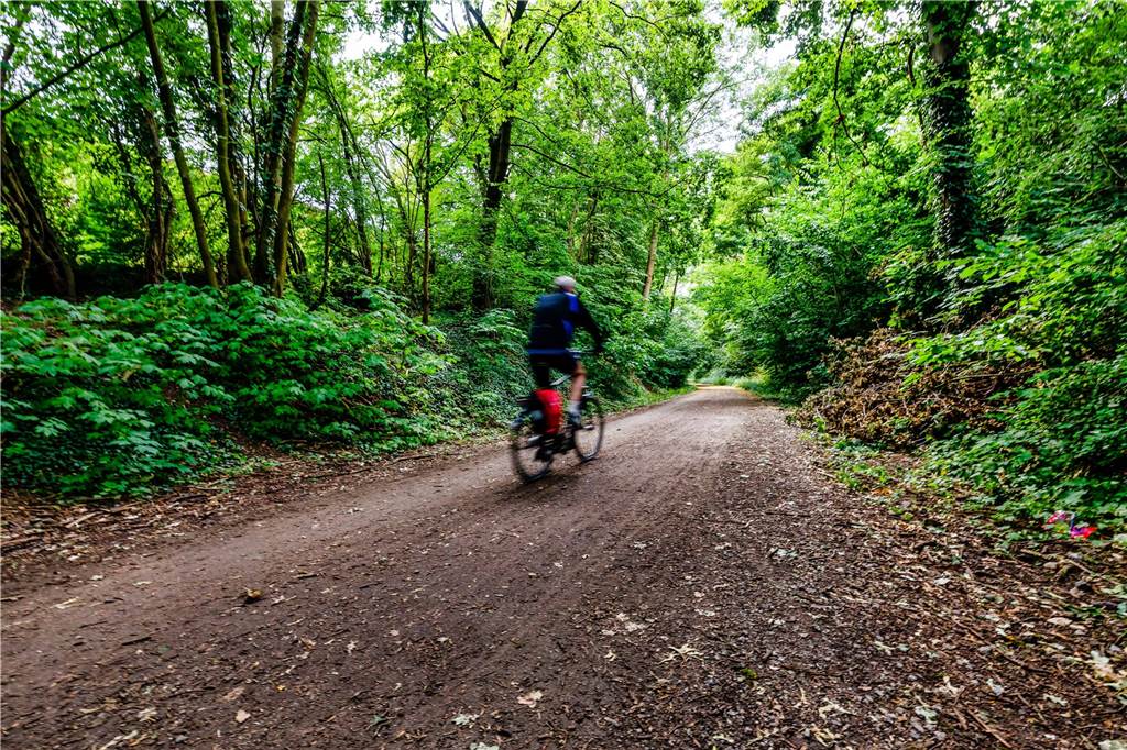 Der Rad- und Wanderweg „Rheinischer Esel“ führt durch heutiges Landschafts- und künftiges Naturschutzgebiet.