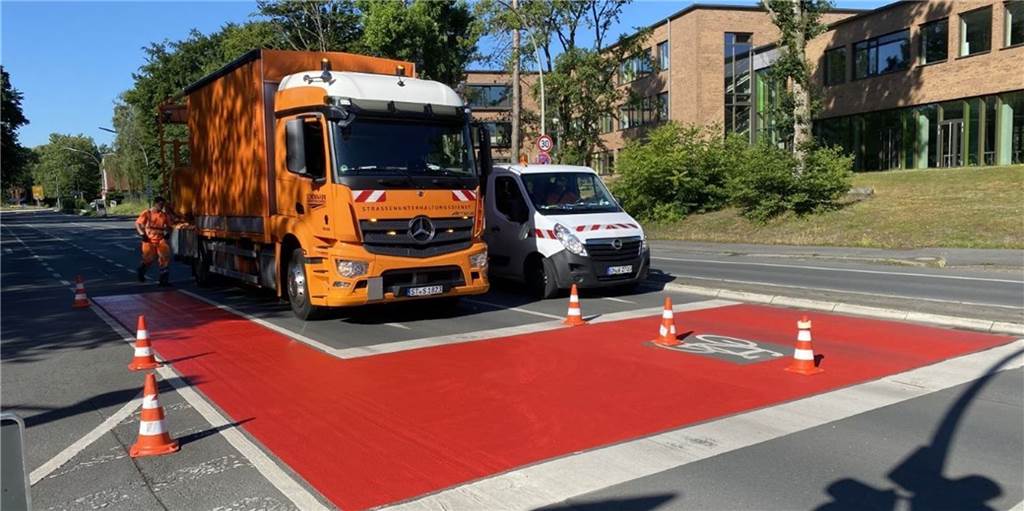Der Radbelag entlang der Münsterstraße auf Höhe des Konrad-Adenauer-Platzes ist eingefärbt worden.