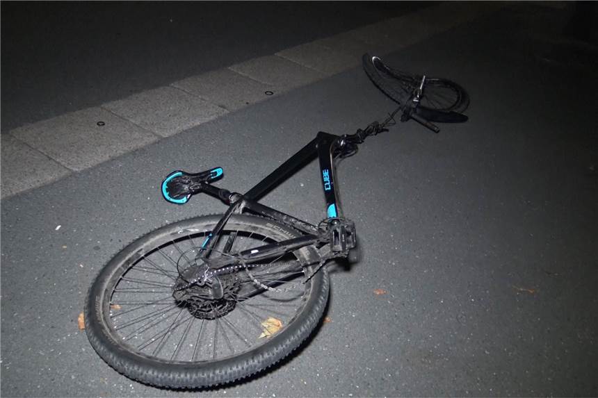 Der Radfahrer war laut Zeugenaussagen ohne Licht unterwegs und zog plötzlich auf die Gegenfahrbahn.