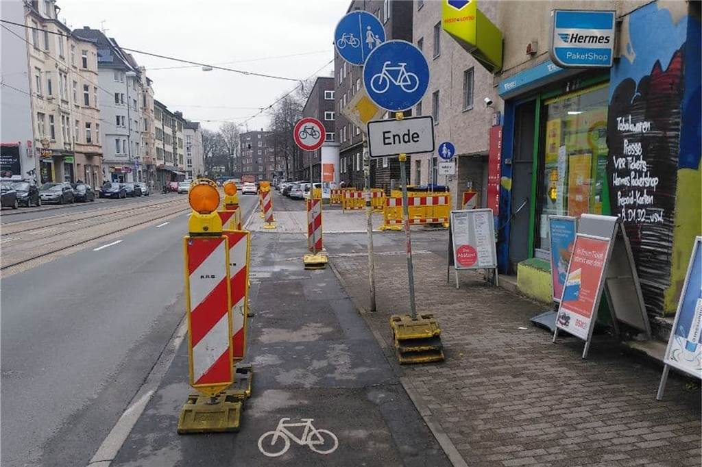 Klo auf Radweg und Co.: Das sind Dortmunds Horror-Baustellen für Radfahrer Der Radweg an der Kaiserstraße wird durch Absperrbaken noch enger.