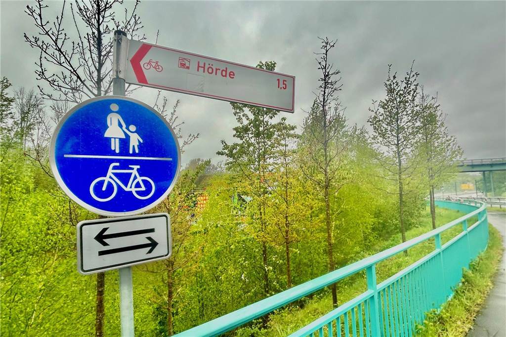 Radweg entlang der B54 sorgt weiter für Ärger im Düsseldorfer Landtag Ein Schild am Radweg an der B54 in Dortmund-Hombruch weist in Richtung Hörde.