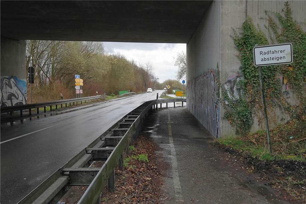 Leserurteil: „Fahrradwege-technisch ist Castrop-Rauxel ein Entwicklungsland“ Der Radweg entlang der Dortmunder Straße Richtung Frohlinde unter der "Soda"-Brücke ist eine Zumutung.
