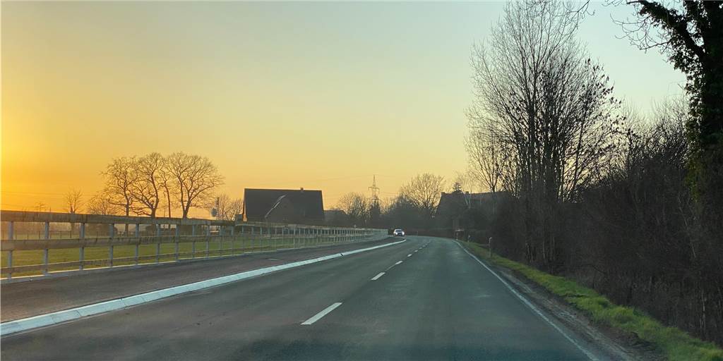 Risse, Rostflecken, Unebenheiten: Radweg Richtung Mersch weist massive Schäden auf Der Radweg entlang der Forsthövel-Merschstraße.