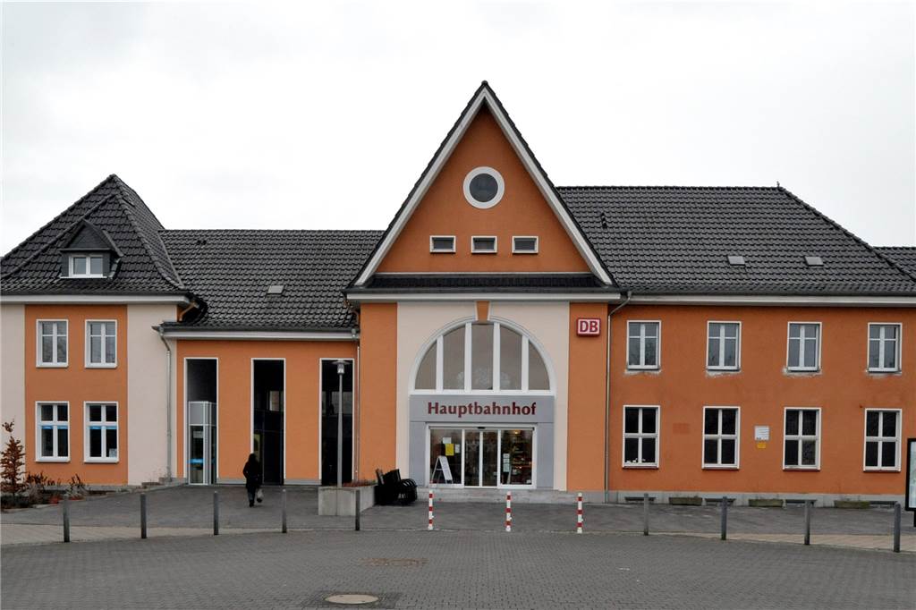Neuer Radweg von Rünthe nach Lünen soll sogar eine Beleuchtung bekommen Der Radweg soll von der Marina bis zum Hauptbahnhof in Lünen führen. Zum Bahnhof soll ein direkter Weg führen. Es ist Tunnel unter den Gleisen aus Richtung Osten geplant.