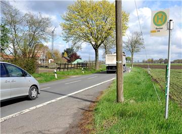 Der Radweg von Kirchhellen nach Gahlen soll ab der Bushaltestelle in Besten nach links in einen Privatweg geführt werden. Zudem ist eine Querungshilfe für die Bushaltestelle in Planung.