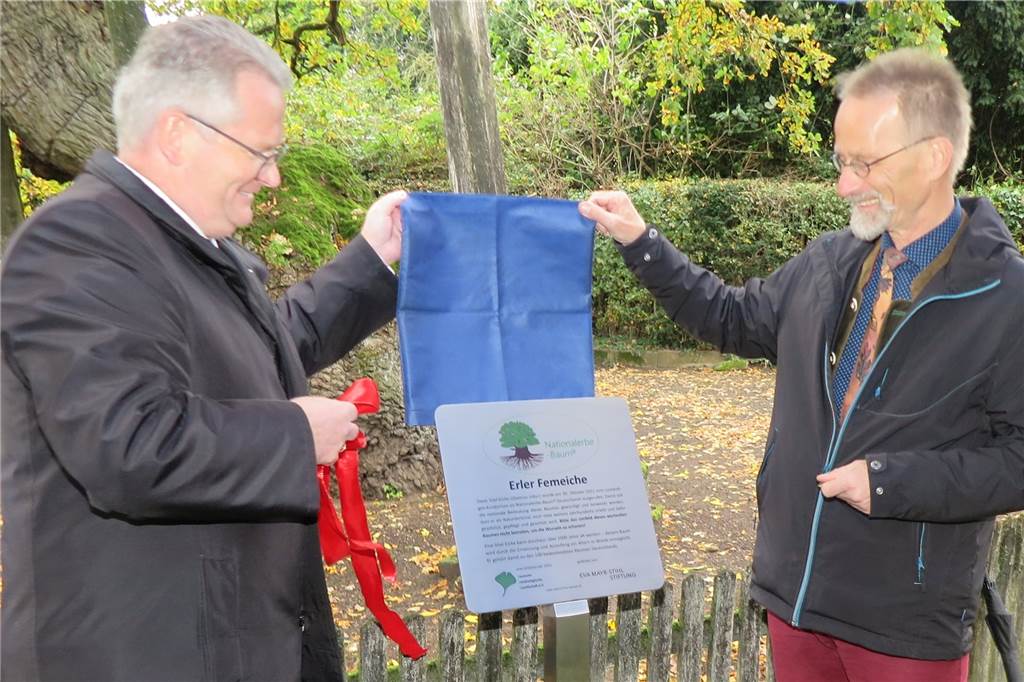 Die Femeiche ist jetzt offiziell Nationalerbe und darf in Würde altern Der Raesfelder Bürgermeister Martin Tesing (l.) und Professor Andreas Roloff (r.) enthüllten die Tafel zur Ernennung der Erler Eiche zum Nationalerbe-Baum.