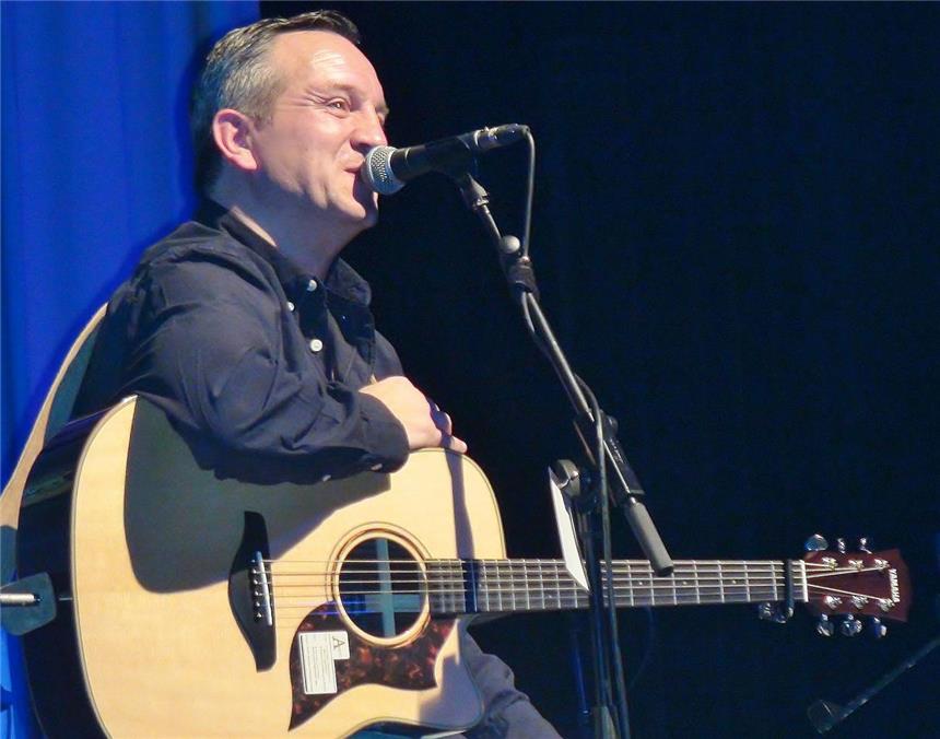 650 Besucher feierten Heico Nickelmann Der Raesfelder Liedermacher Heico Nickelmann begeisterte seine Fans auf seinem Jubiläumskonzert im Borkener Vennehof.