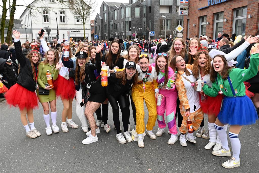 Der Raesfelder Rosenmontagszug zog mit 31 Gruppen durch die Gemeinde.