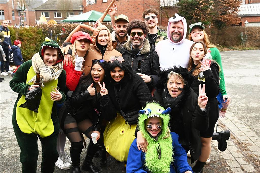 Der Raesfelder Rosenmontagszug zog mit 31 Gruppen durch die Gemeinde.