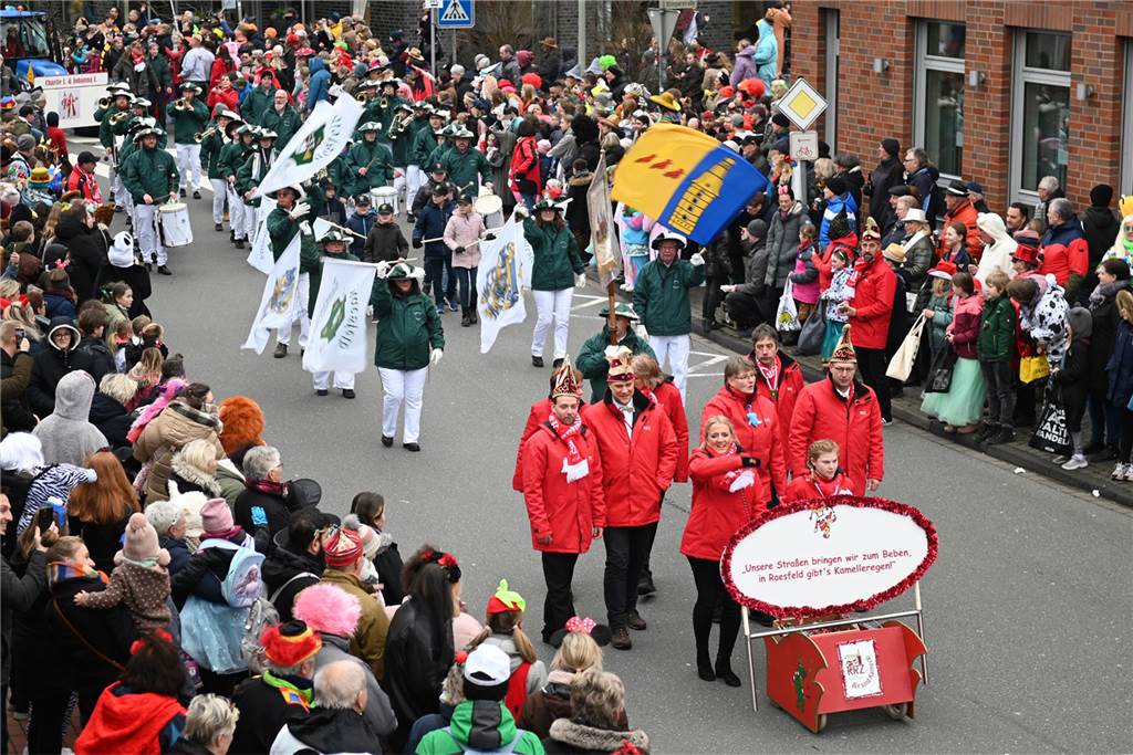 Der Raesfelder Rosenmontagszug zog mit 31 Gruppen durch die Gemeinde.