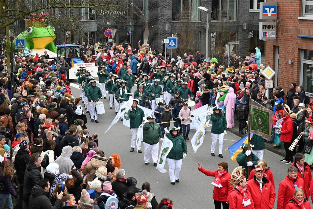 Der Raesfelder Rosenmontagszug zog mit 31 Gruppen durch die Gemeinde.
