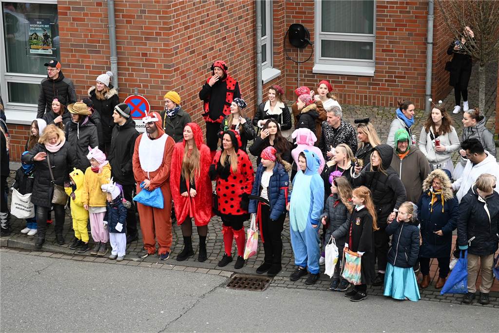Der Raesfelder Rosenmontagszug zog mit 31 Gruppen durch die Gemeinde.