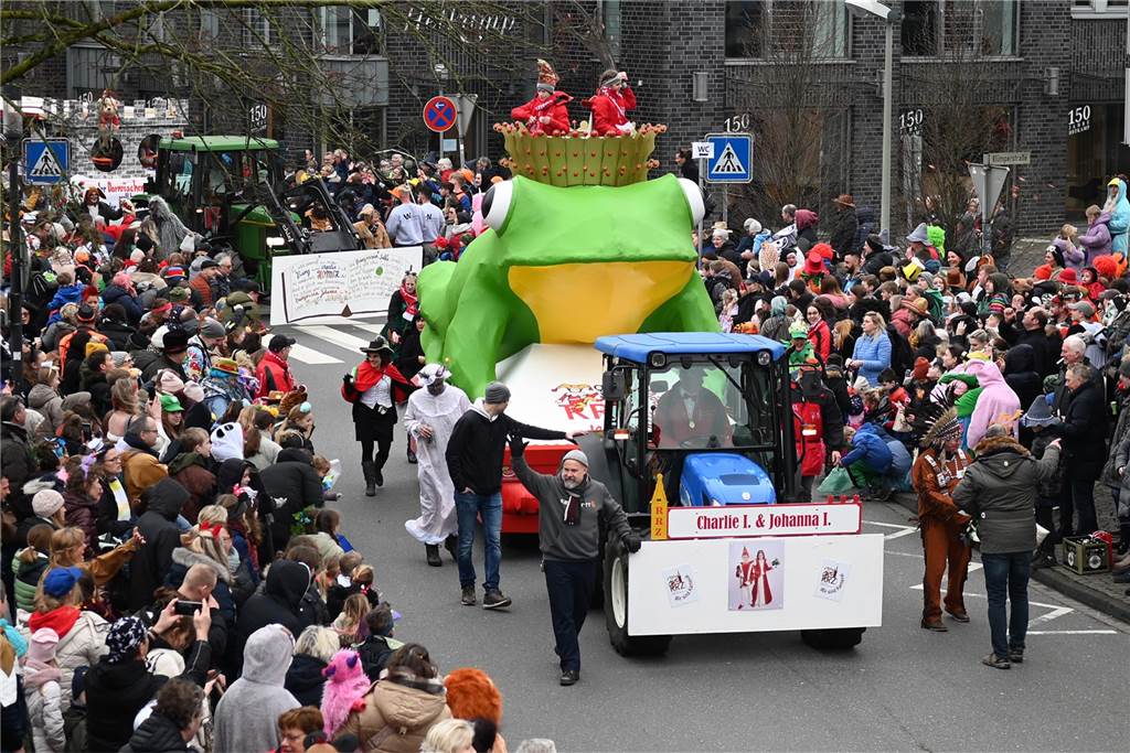Der Raesfelder Rosenmontagszug zog mit 31 Gruppen durch die Gemeinde.