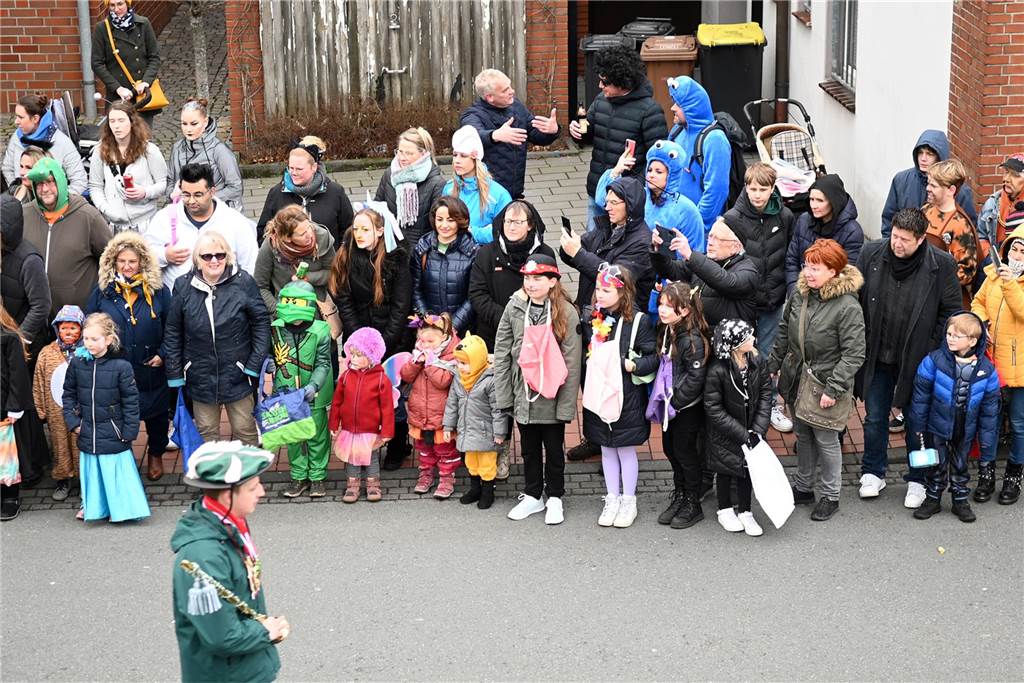 Der Raesfelder Rosenmontagszug zog mit 31 Gruppen durch die Gemeinde.