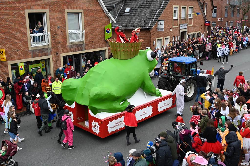 Der Raesfelder Rosenmontagszug zog mit 31 Gruppen durch die Gemeinde.