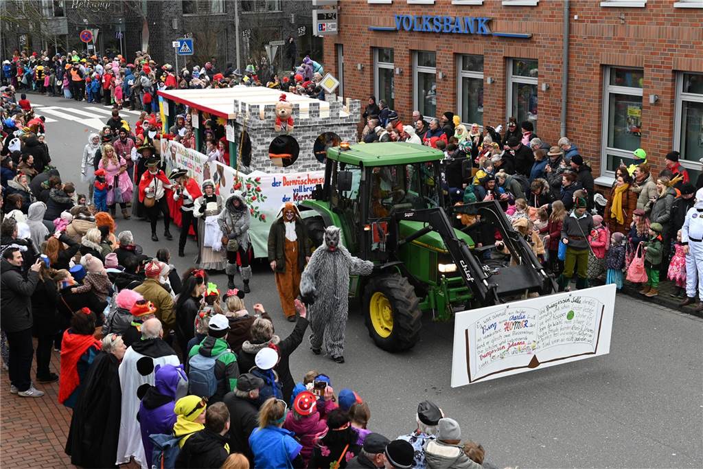 Der Raesfelder Rosenmontagszug zog mit 31 Gruppen durch die Gemeinde.