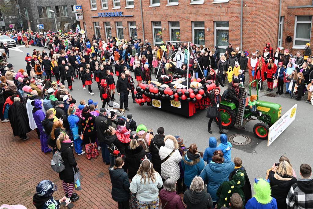 Der Raesfelder Rosenmontagszug zog mit 31 Gruppen durch die Gemeinde.
