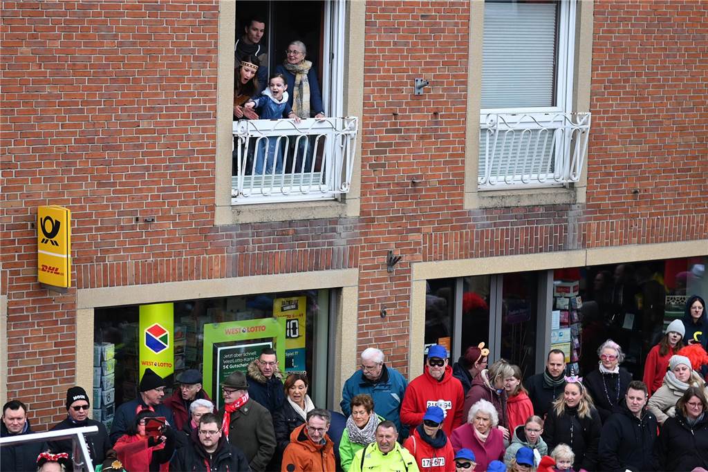 Der Raesfelder Rosenmontagszug zog mit 31 Gruppen durch die Gemeinde.