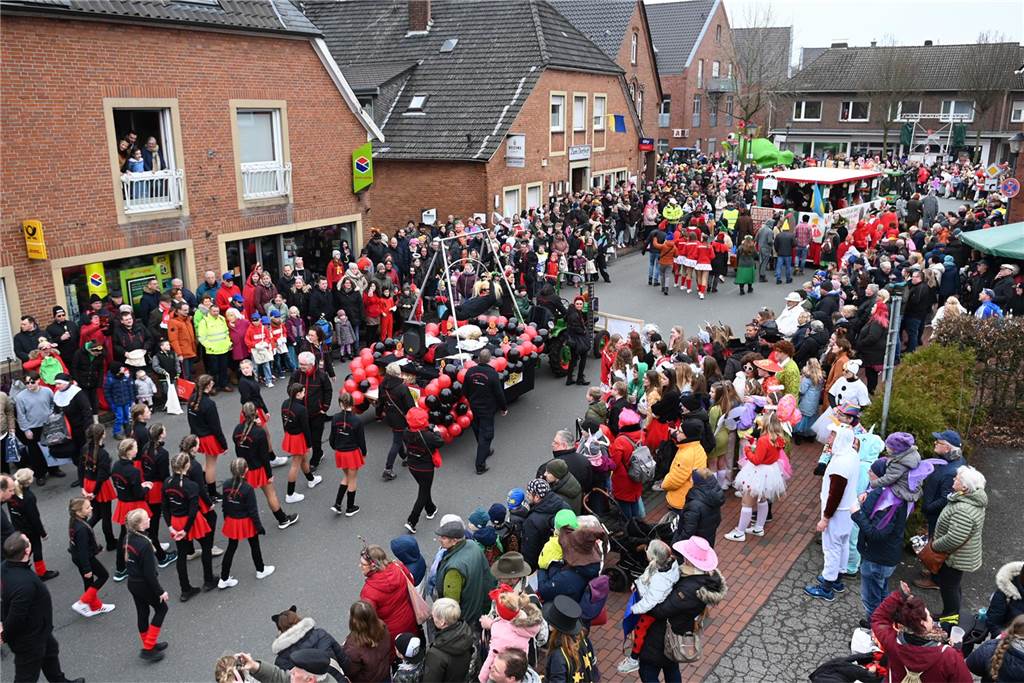Der Raesfelder Rosenmontagszug zog mit 31 Gruppen durch die Gemeinde.