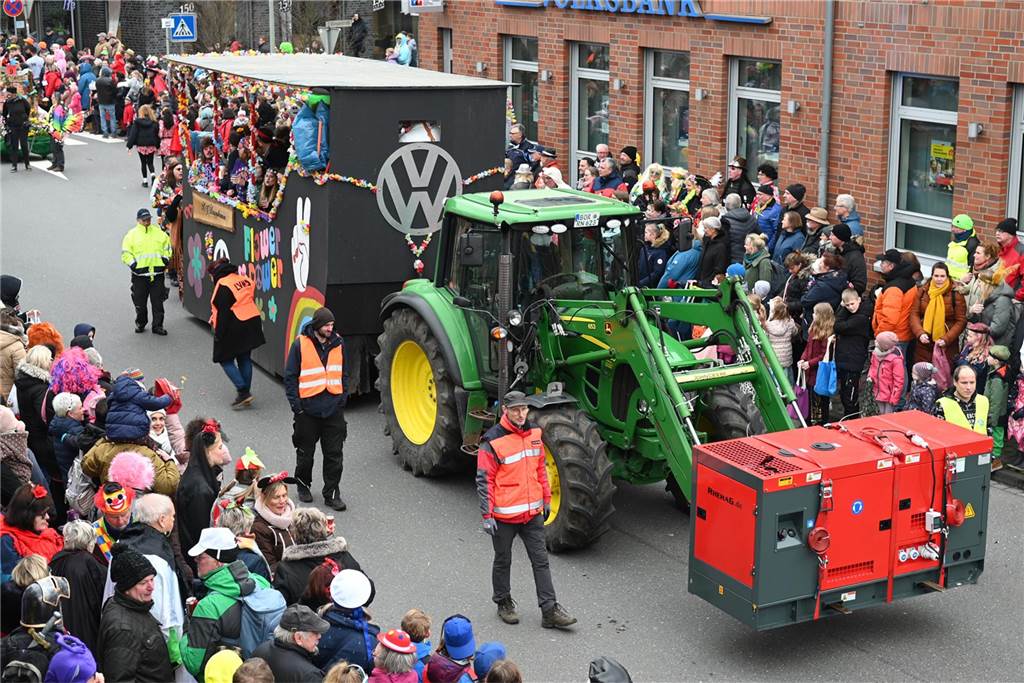 Der Raesfelder Rosenmontagszug zog mit 31 Gruppen durch die Gemeinde.