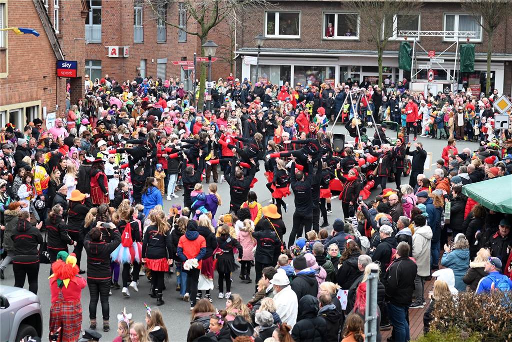 Der Raesfelder Rosenmontagszug zog mit 31 Gruppen durch die Gemeinde.