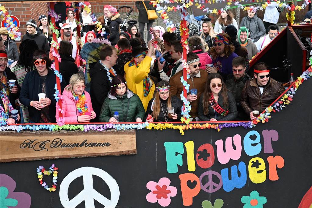 Der Raesfelder Rosenmontagszug zog mit 31 Gruppen durch die Gemeinde.