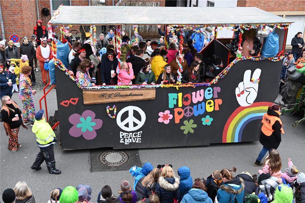 Der Raesfelder Rosenmontagszug zog mit 31 Gruppen durch die Gemeinde.