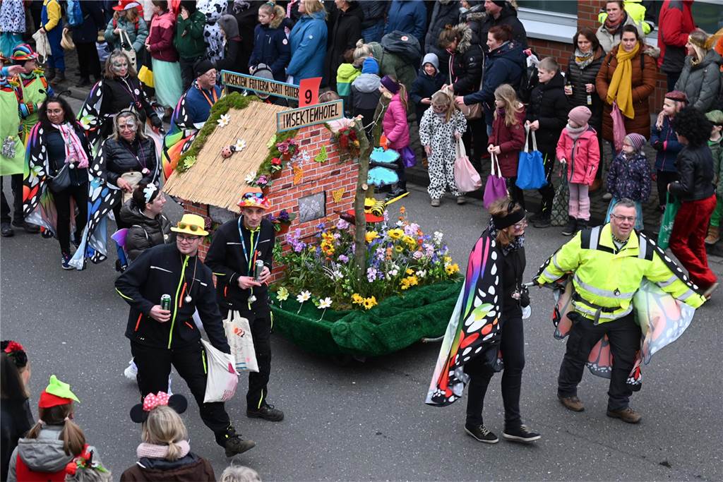 Der Raesfelder Rosenmontagszug zog mit 31 Gruppen durch die Gemeinde.