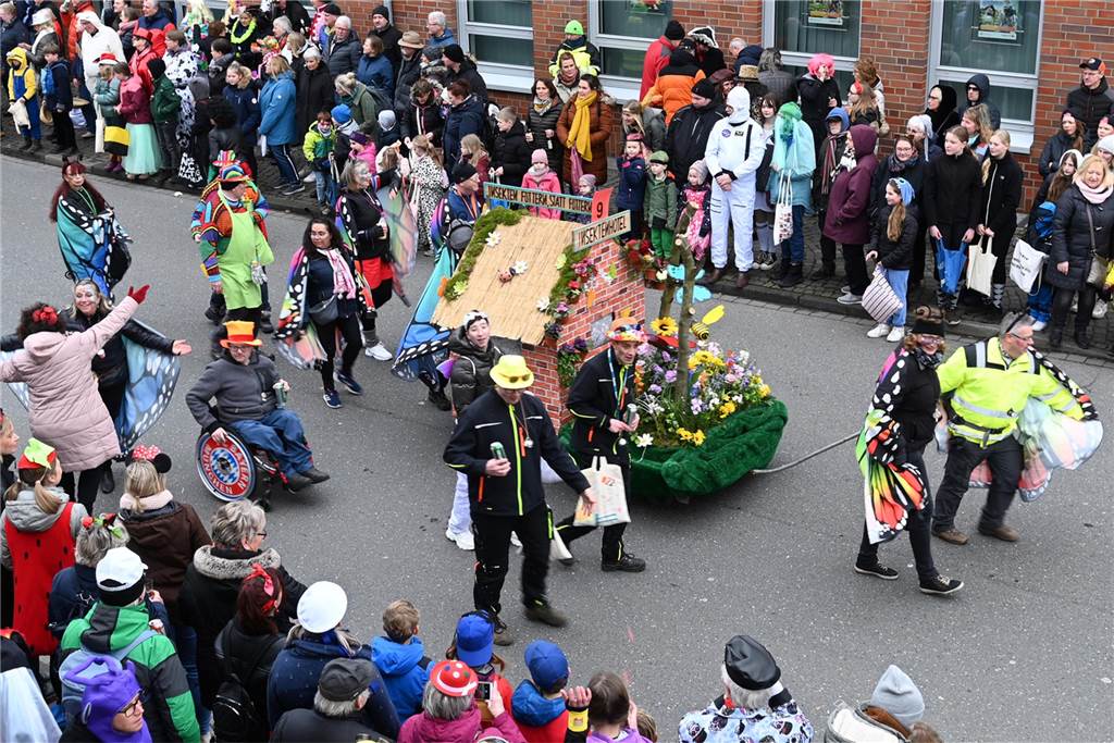 Der Raesfelder Rosenmontagszug zog mit 31 Gruppen durch die Gemeinde.