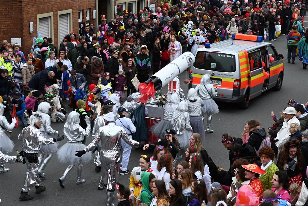 Der Raesfelder Rosenmontagszug zog mit 31 Gruppen durch die Gemeinde.