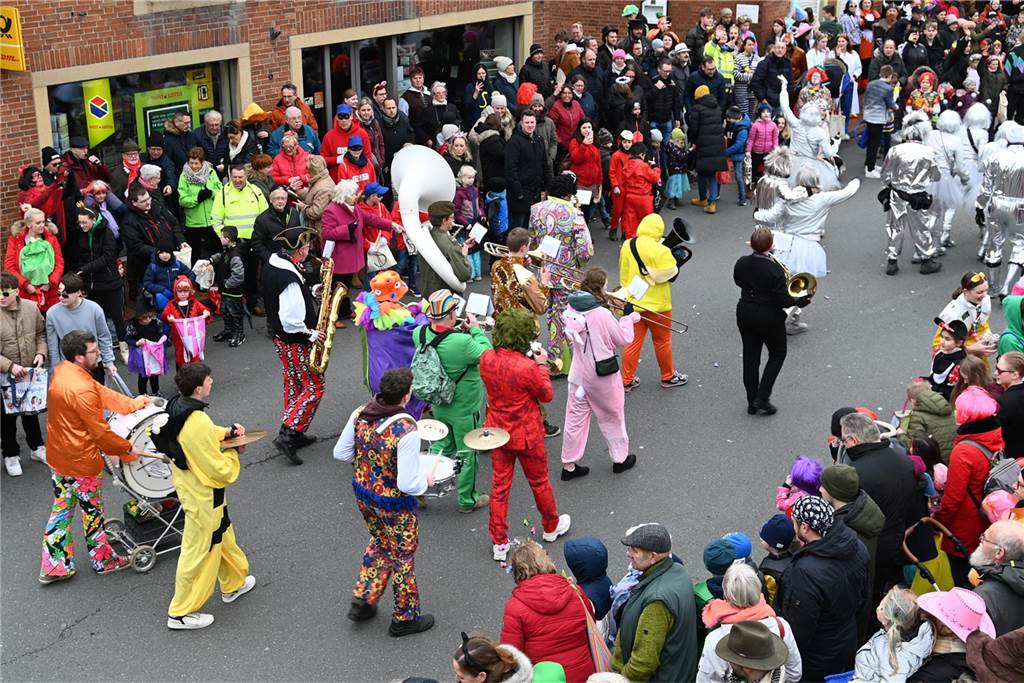 Der Raesfelder Rosenmontagszug zog mit 31 Gruppen durch die Gemeinde.