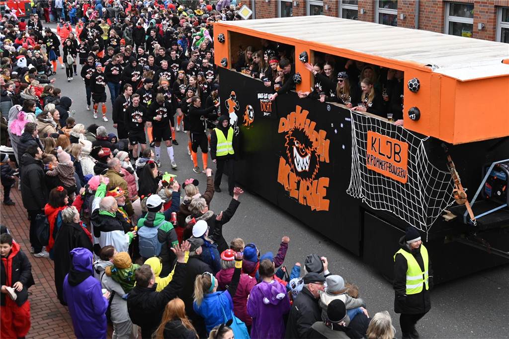 Der Raesfelder Rosenmontagszug zog mit 31 Gruppen durch die Gemeinde.