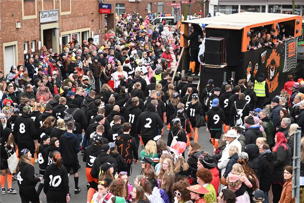 Der Raesfelder Rosenmontagszug zog mit 31 Gruppen durch die Gemeinde.