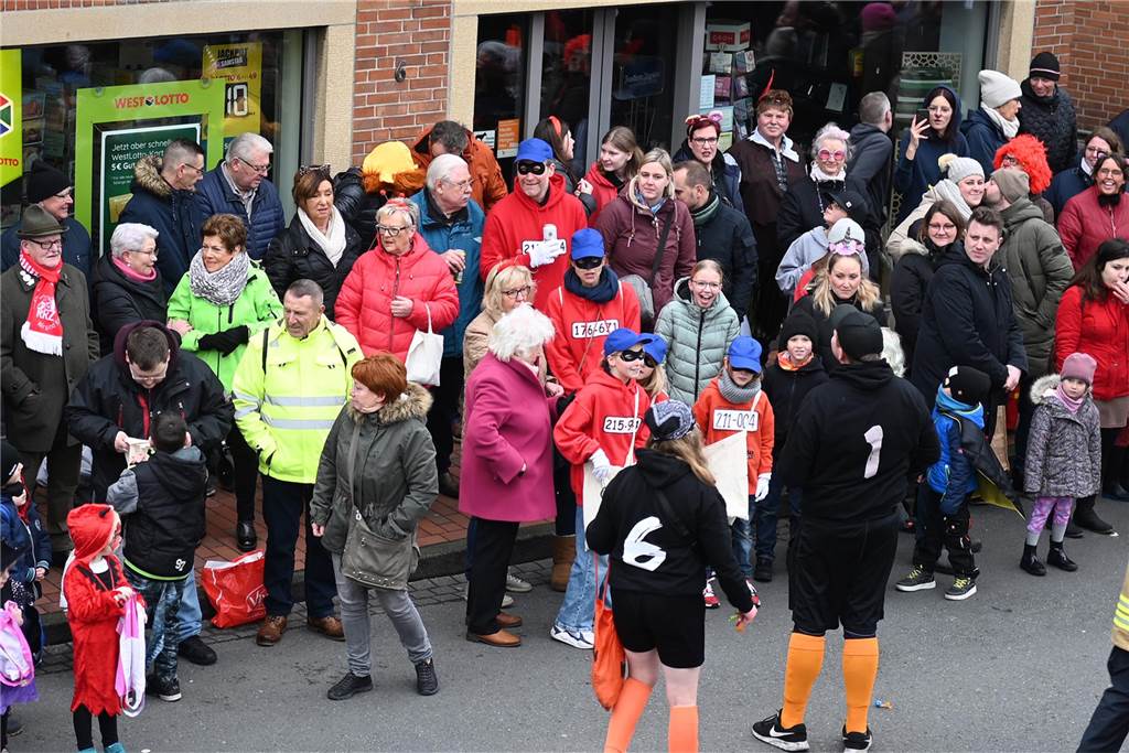 Der Raesfelder Rosenmontagszug zog mit 31 Gruppen durch die Gemeinde.