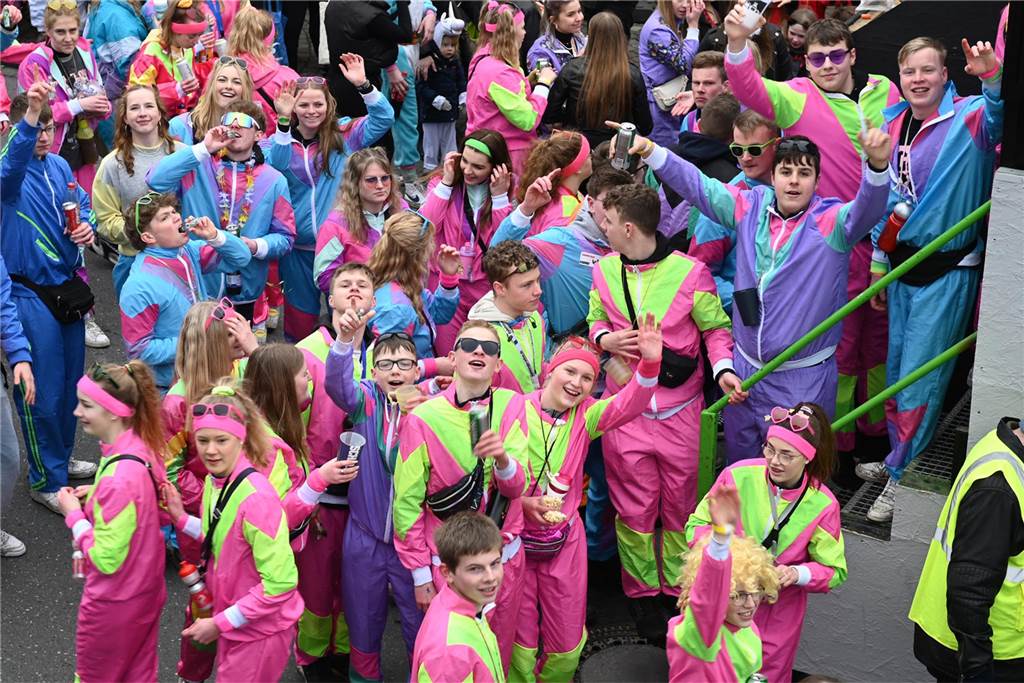 Der Raesfelder Rosenmontagszug zog mit 31 Gruppen durch die Gemeinde.