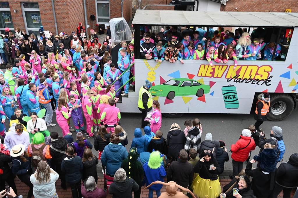 Der Raesfelder Rosenmontagszug zog mit 31 Gruppen durch die Gemeinde.