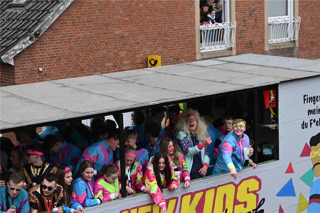 Der Raesfelder Rosenmontagszug zog mit 31 Gruppen durch die Gemeinde.