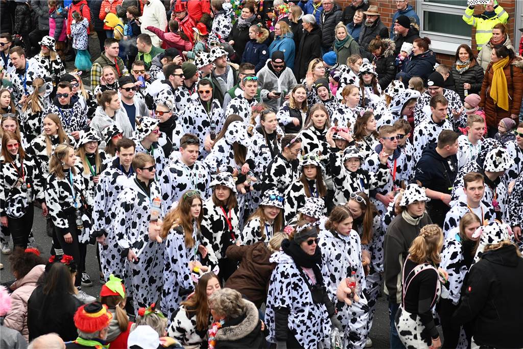Der Raesfelder Rosenmontagszug zog mit 31 Gruppen durch die Gemeinde.