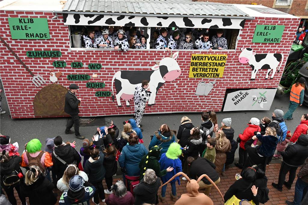 Der Raesfelder Rosenmontagszug zog mit 31 Gruppen durch die Gemeinde.