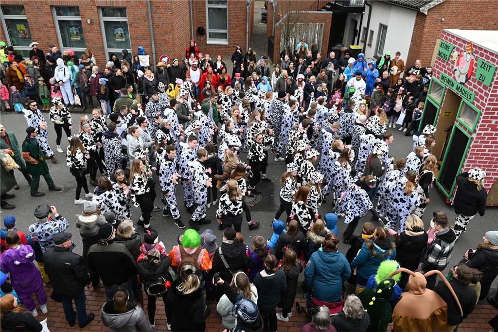 Der Raesfelder Rosenmontagszug zog mit 31 Gruppen durch die Gemeinde.